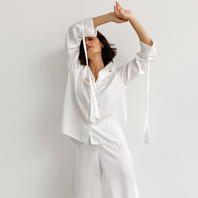 La Lolita Amsterdam ROMINA Σατέν υφής σετ πιτζάμες με πουκαμίσα με δέσιμο στα μανίκια & παντελόνα με ανοίγματα στο πλάι