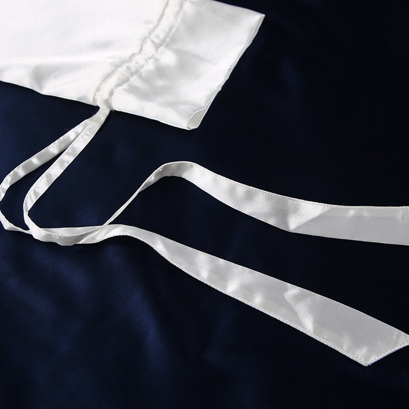 La Lolita Amsterdam ROMINA Σατέν υφής σετ πιτζάμες με πουκαμίσα με δέσιμο στα μανίκια & παντελόνα με ανοίγματα στο πλάι