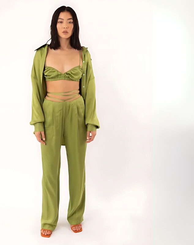 La Lolita Amsterdam CORALINE Σατέν υφής loungewear σετ 3 τμχ με παντελόνα με δέσιμο στη μέση, μπραλέτ και πουκαμίσα
